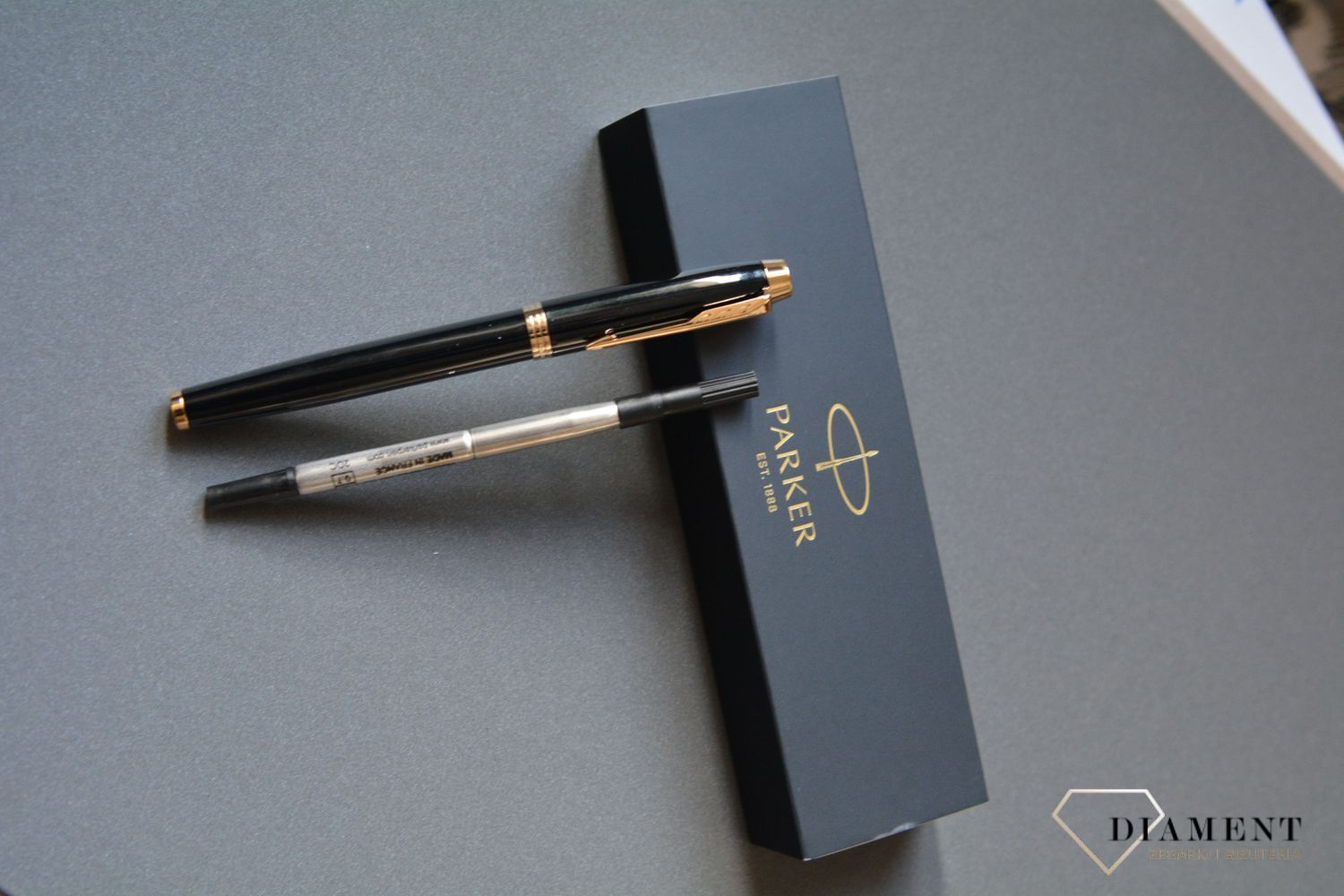 Pióro kulkowe Parker IM Czarne GT T2016 (1931659) PIÓRO 1931659. To pióro, które posiada unowocześnioną formę, podaną w eleganckim, nawiązującym do klasycznego wydaniu. Ma stożkową formę, która idealnie współgra z innowacyjnym wzornictwem. .jpg